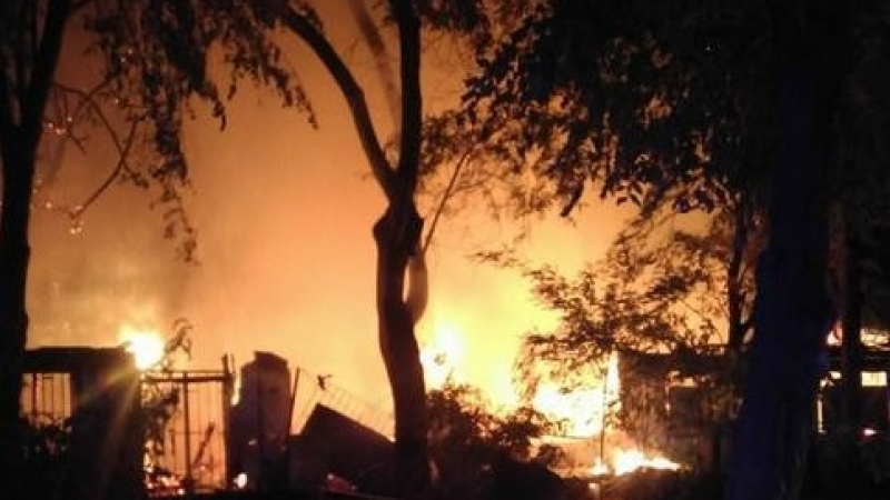 Пожарникарите спасили двама от пламъците в Бургас, издирват още хора 