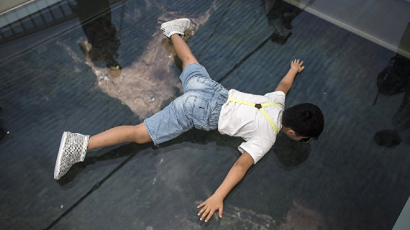 Не е за слабонервни: Прочутият стъклен мост в Китай се пропука под краката на туристите (ВИДЕО)