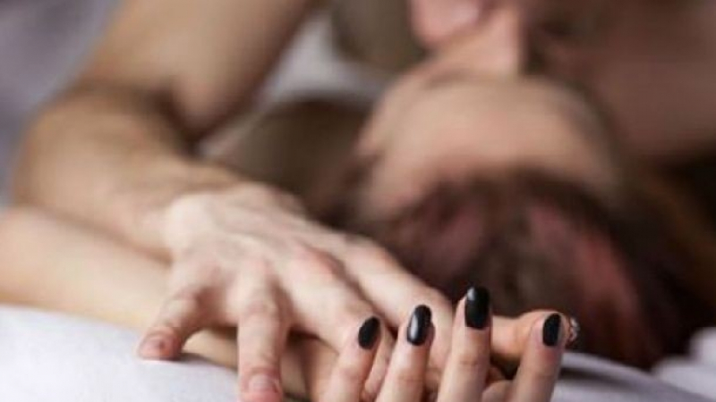 Изпепеляваща страст: 55-годишна издъхна в обятията на младия си любовник след орален секс