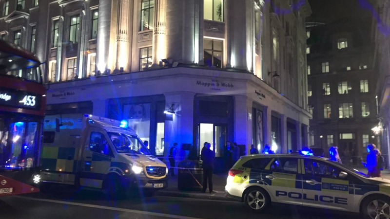 Дързък обир на бандити с мачете вдигна под тревога полицията в Лондон (СНИМКИ)
