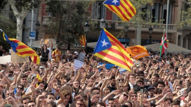 Напрежение: Правителството в Каталония зове привържениците на независимостта пред парламента, полицията затвори достъпа