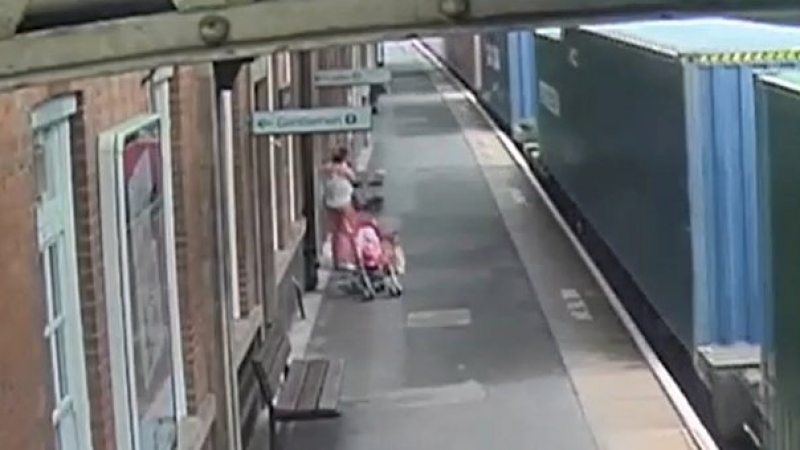 Вижте как влак разби на парчета детска количка, секунда след като майката взе детето на ръце (ВИДЕО)