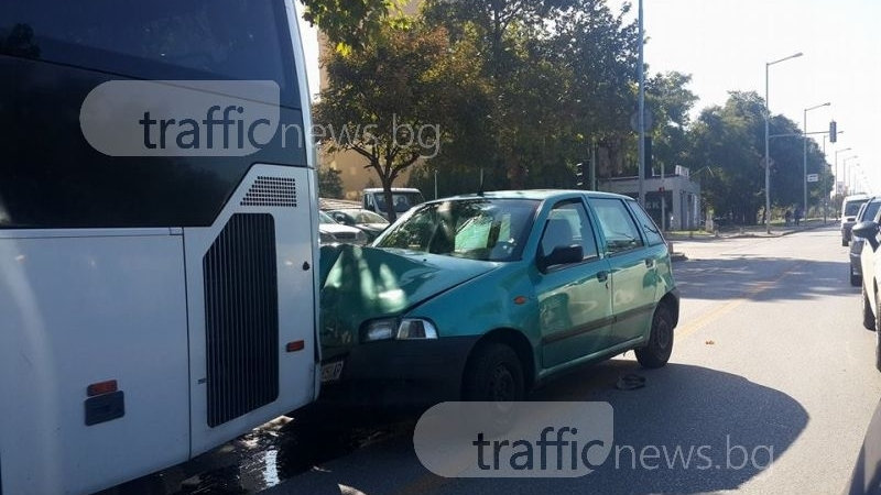 Кола се вряза в автобус в Пловдив (СНИМКИ)