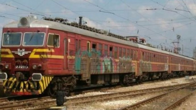 Цирк в БДЖ: Влакът Бургас - София отпътува без началника си, тя го гони с кола   