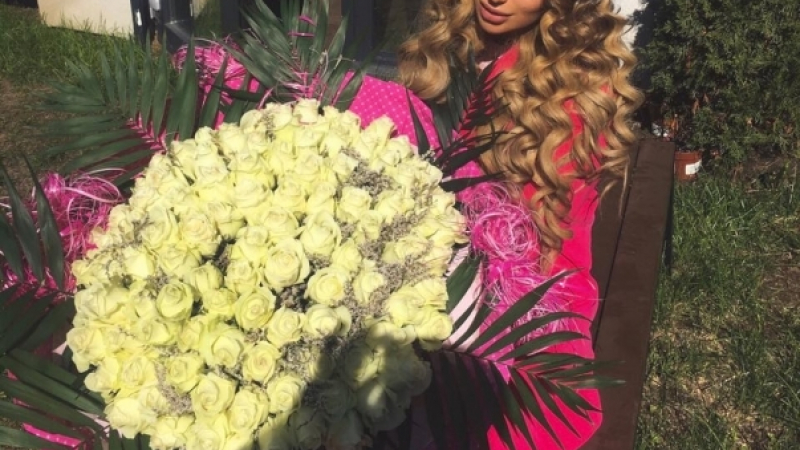 Пловдивска красавица получи букет с над 100 рози за рождения си ден, замина за Дубай и... (СНИМКИ)