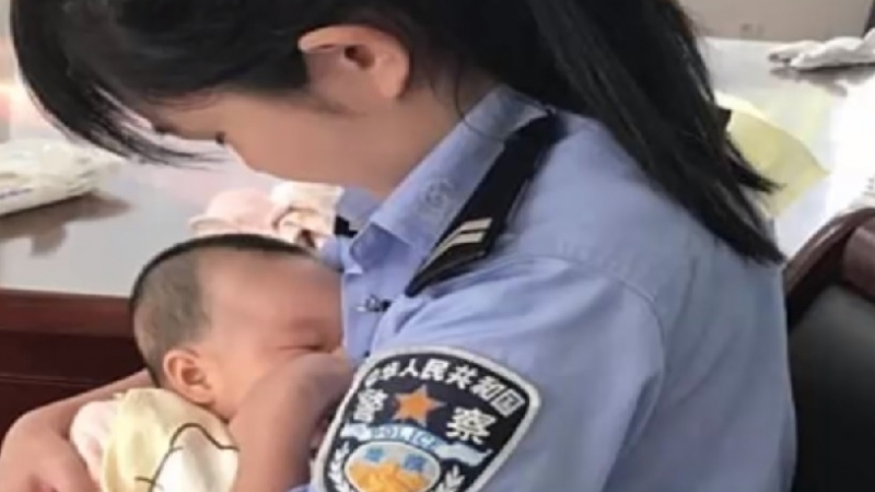 Всички сме хора: Полицайка накърми бебето на затворничка (ВИДЕО)