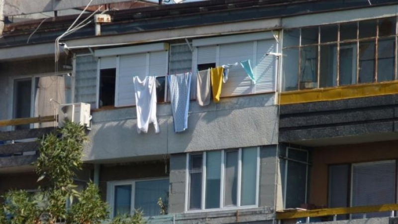 Българският гений не знае граници! Ето как изобретателна домакиня простря прането си (СНИМКИ)