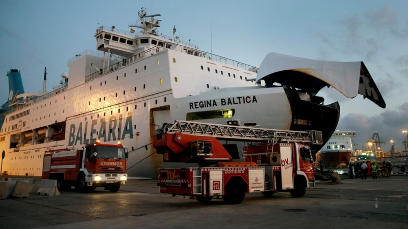 Евакуираха ферибот в Испания (СНИМКИ)