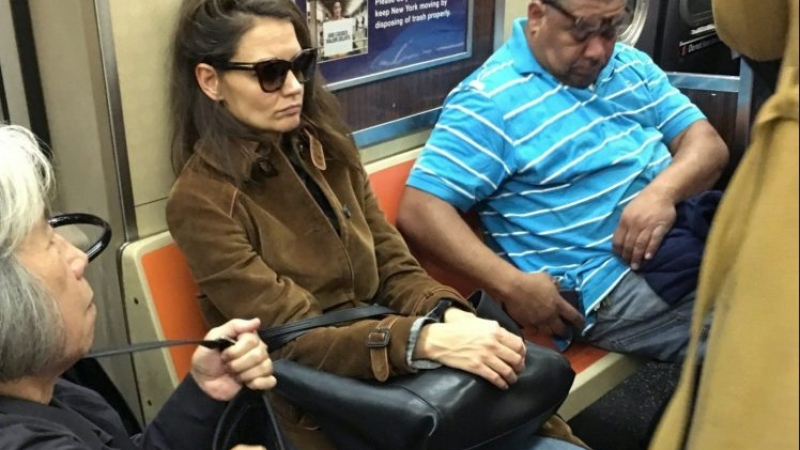 Заснеха бившата на Том Круз хремава в метрото (СНИМКИ)