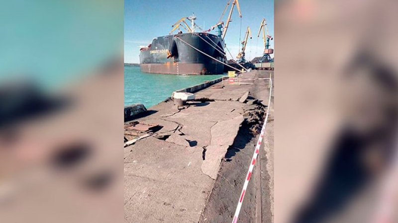 Американски кораб с въглища счупи пристанището на Одеса (ВИДЕО)