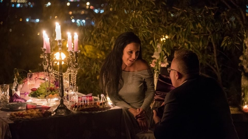 Диаманти и свещи на пловдивско тепе: Това романтично предложение за брак ще накара всички самотни дами да свият семейното гнездо (СНИМКИ) 