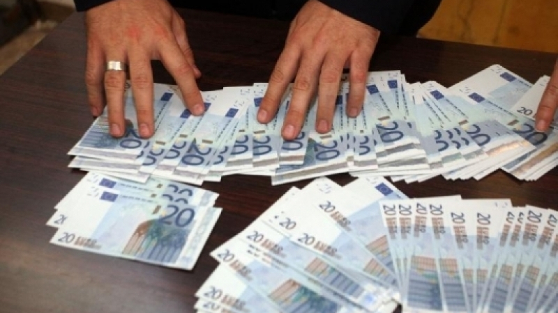 Спипаха 16-годишен келеш с куп фалшиви евробанкноти в Пловдив 