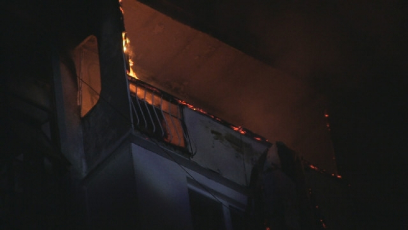 Голяма трагедия на осмия етаж в апартамент в Русе, пожарникари търсят труп с термокамера (СНИМКА)