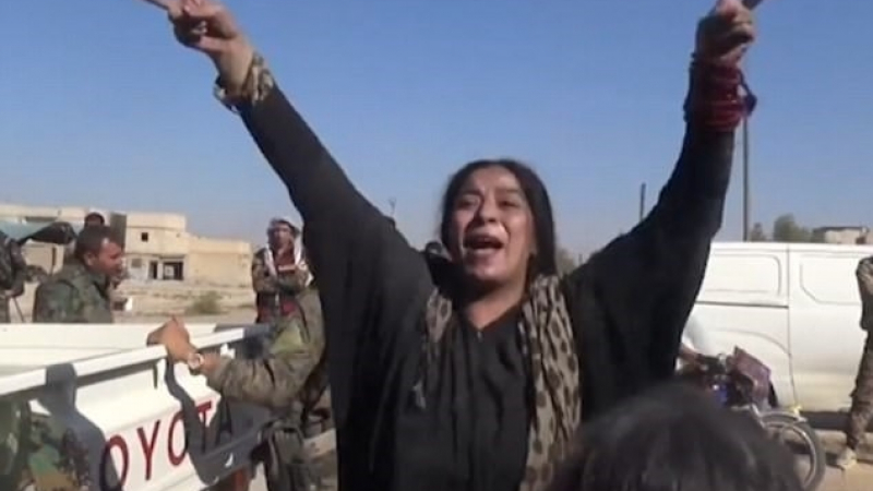 Най-накрая свобода! Радостните жени на Ракка захвърлиха бурките след освобождаването на града от ИДИЛ (СНИМКИ/ВИДЕО)