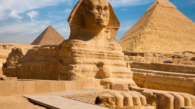 Учени със сензационно твърдение за Сфинкса, който бди над пирамидите в Египет 