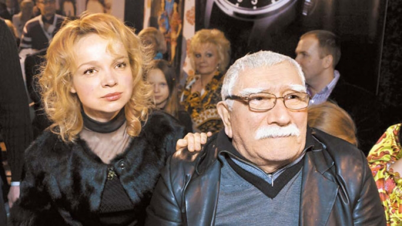 Млада трета съпруга опита да убие прочутия Армен Джигарханян, актьорът проплака от болница: Гнусна история!