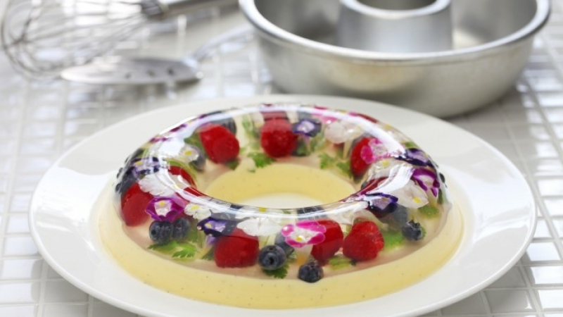 Как да си приготвим ванилов кекс с желирани цветя и горски плодове