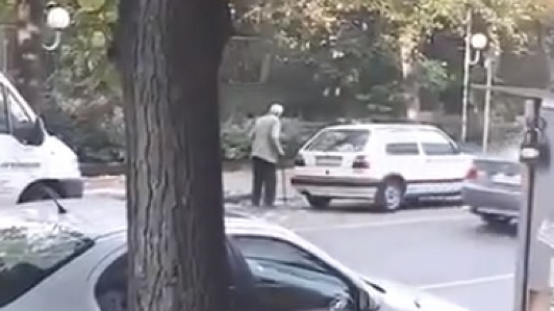 Шок в Русе: Този дядо с бастун едва крета по улицата, но после направи нещо, с което изправи косите на мнозина (ВИДЕО)