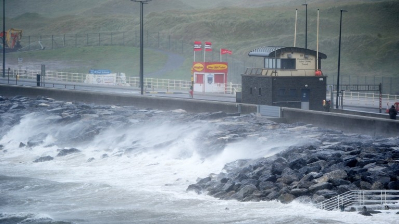 Училища остават затворени след бурята "Офелия" в Ирландия