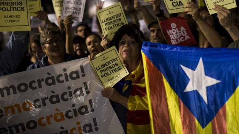 Цяла Каталония се вдигна на протести, 200 хиляди души излязоха по улиците на Барселона (СНИМКИ)