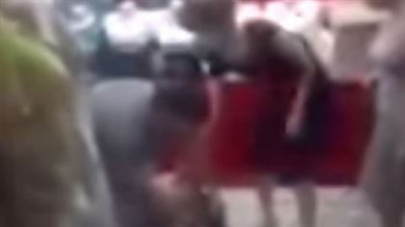 Шокиращи кадри на улично правосъдие: Млада жена бе разсъблечена и бита заради кражба в магазин (ВИДЕО 18+) 