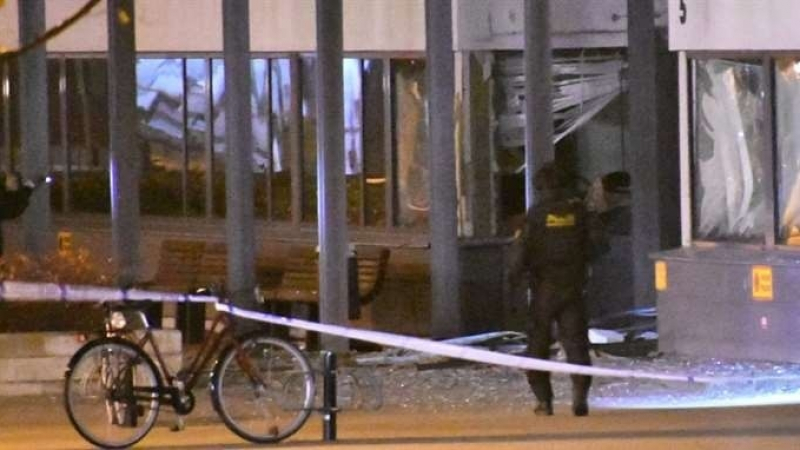 Мощен взрив пред полицейски участък в шведски град