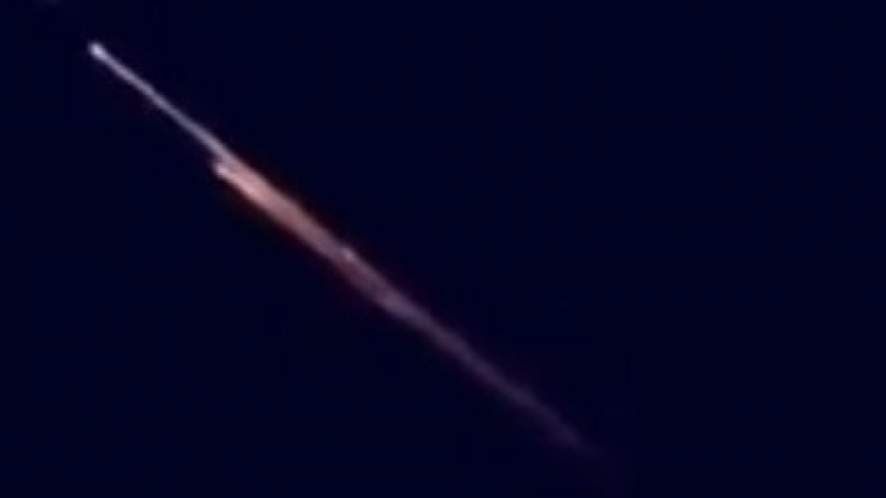 Странен падащ обект озари нощното небе над Дубай (ВИДЕО)