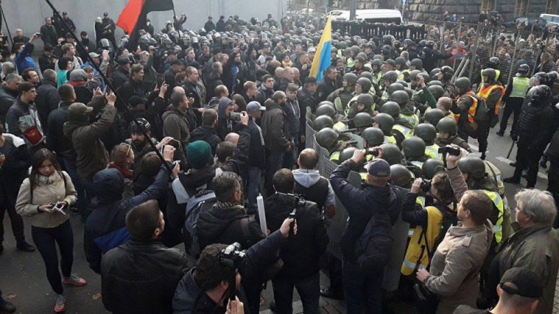 Майданът в Украйна: Военна техника и силоваци завардиха резиденцията на Порошенко, демонстрантите пред Радата ритат като куче полицай (СНИМКИ/ВИДЕО) 