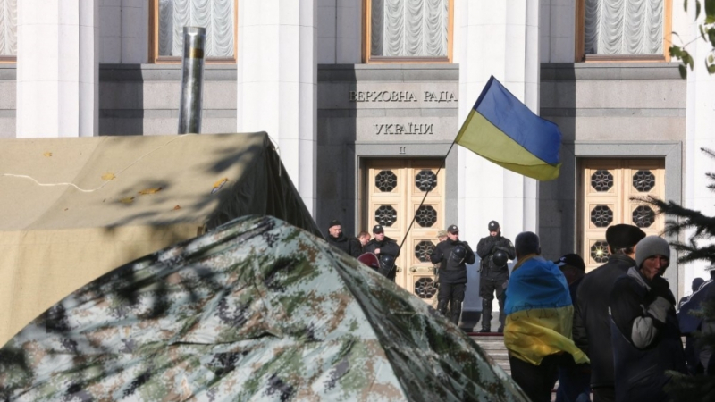 Нови сблъсъци пред Радата! Активистите се опитаха да вкарат в лагера спални чували и шалтета (ВИДЕО)