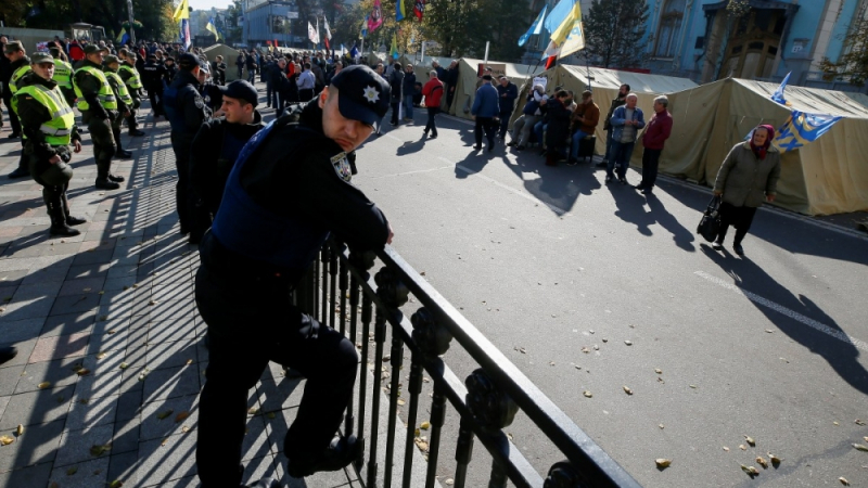 Спецчастите с щурм срещу палатковия град пред Радата на Украйна, има пострадали (ВИДЕО)