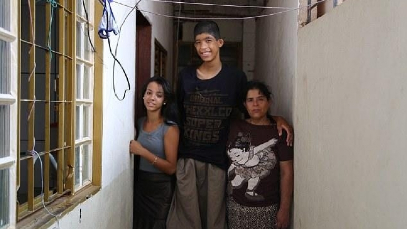 Най-високото дете на света е с ръст 2.3 метра: Заради тумор в мозъка ще расте вечно (СНИМКИ)