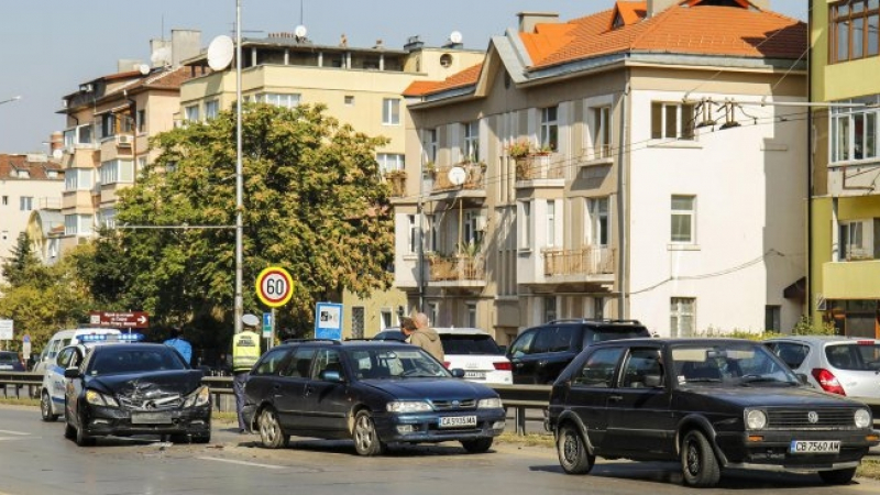 Две коли и камион се натресоха до Румънското посолство в София