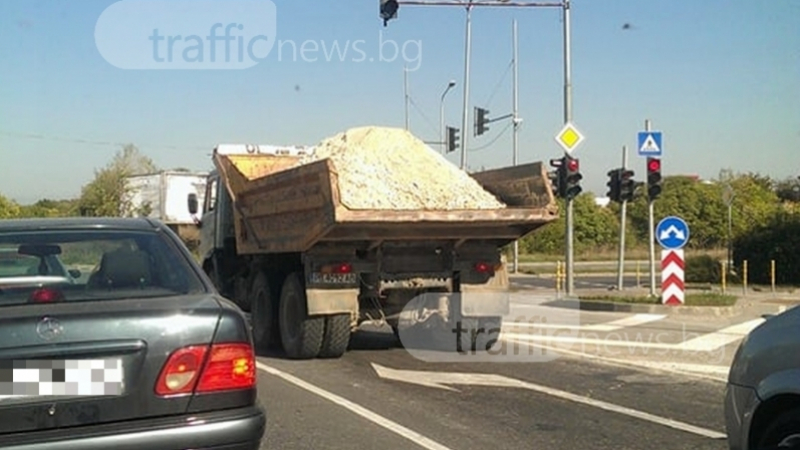 Шофьори в Пловдив в паника заради този камион (СНИМКИ)