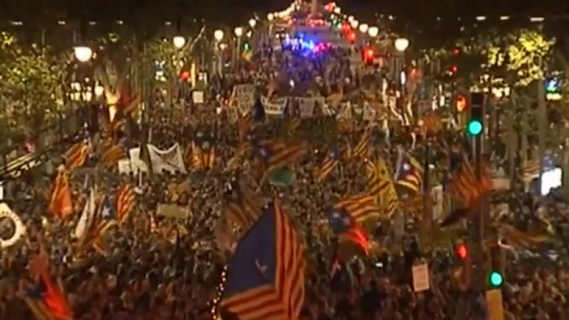 Барселона почерня от протестиращи! Испания е на крачка от гражданска война (ВИДЕО)