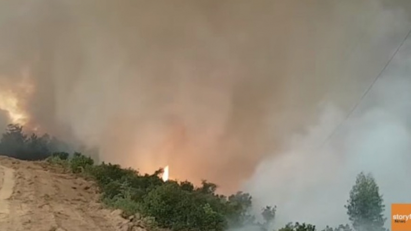 Пожарникар засне ужасяващ огнен феномен (ВИДЕО)