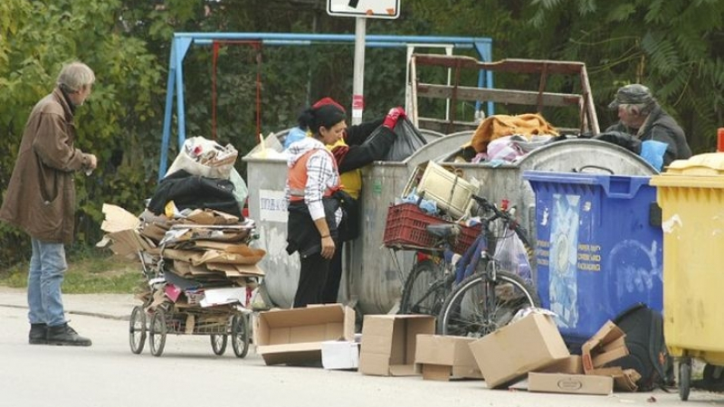 Ровенето по кофите те прави богаташ? Клошари си делят 10 милиона лева от боклука в София