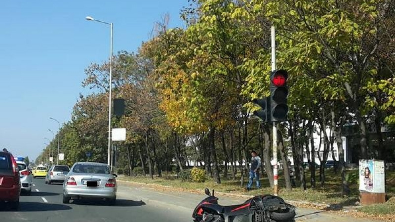 Извънредно! Кола помете моторист в Бургас (СНИМКИ)