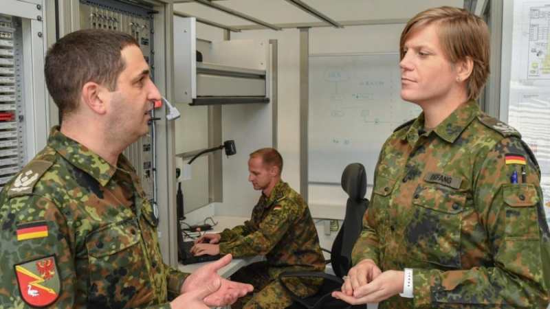 Докъде се докараха: Първият транссексуален офицер в немската армия се кипри в рокля извън строя (СНИМКИ/ВИДЕО)