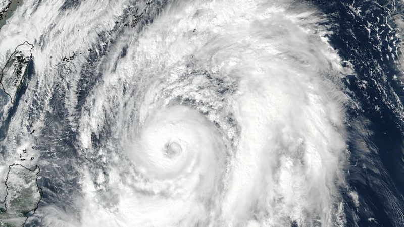 Тайфунът Лан приближава Япония, властите приканват десетки хиляди към евакуация 