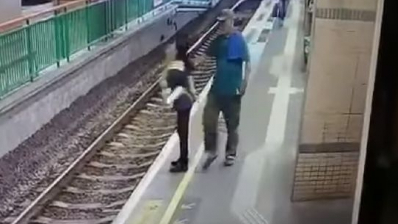 Агресивен китаец блъсна чистачка на железопътните релси (БРУТАЛНО ВИДЕО)