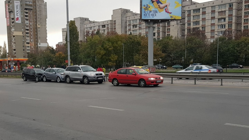 Четири коли се нанизаха на "Цариградско шосе" в столицата в час пик!