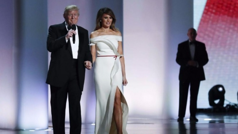 Мелания направи нещо уникално с роклята, която носеше на бала след инагурацията на президента Доналд Тръмп