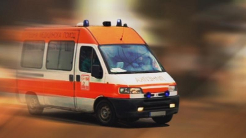 Катастрофа с микробус в Пловдивско прати трима души в болница