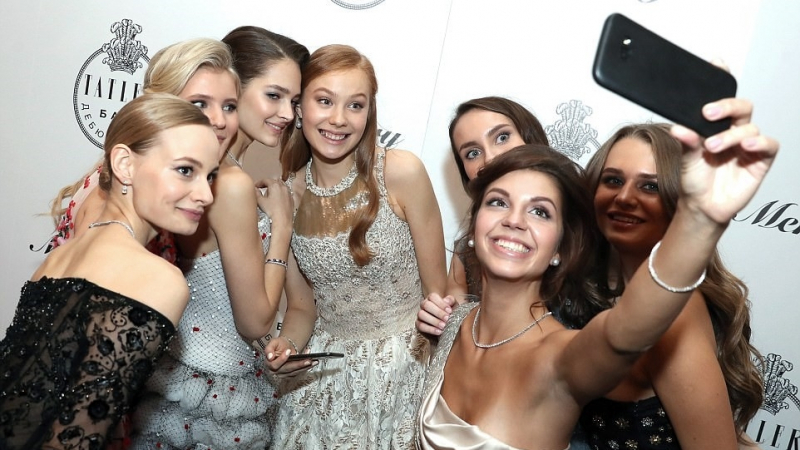 Истинска приказка! Красавиците на руския елит блеснаха на бала на дебютантите в Москва (СНИМКИ)