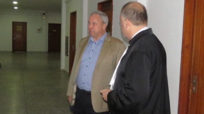 Датчанинът Курт, който натрупа пачки от нелегалната си банка в Бургаско, влезе смирен в съда (СНИМКИ)