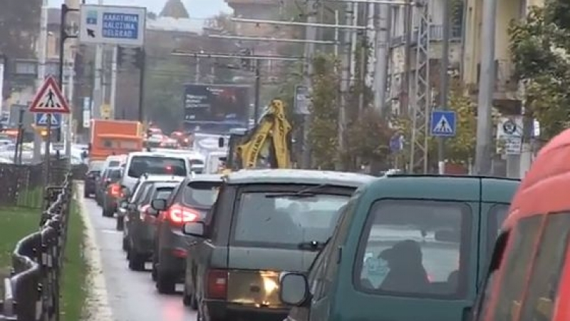 БЛИЦ TV: Дъждът в София скъса нервите столичани в кошмарни задръствания
