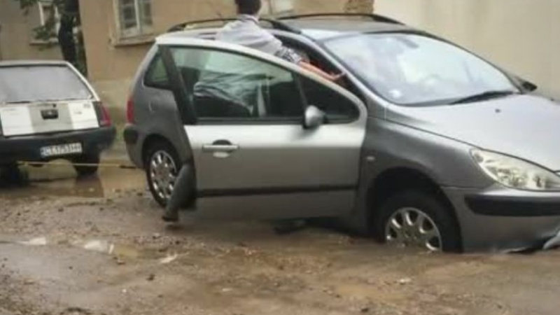 Зрелище: Улица "глътна" кола заради дъжда в Казанлък (ВИДЕО)
