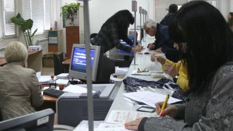 Скатавките лъснаха! Една трета от чиновниците на гише не обслужват граждани през целия работен ден.