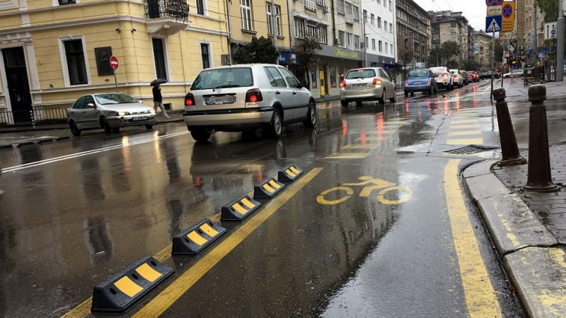 Въпреки критиките велоалеята на столичната улица "Раковска" остава без корекции (СНИМКИ)