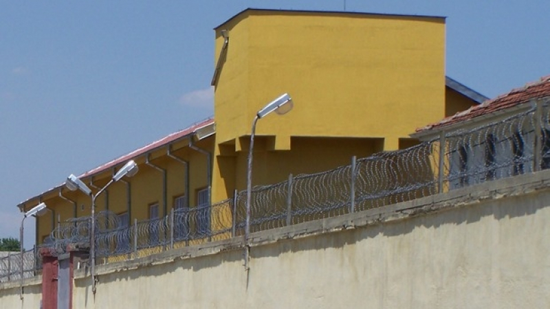 Трагедия в пловдивския затвор! Рецидивист се надруса до смърт и умря на работната маса 